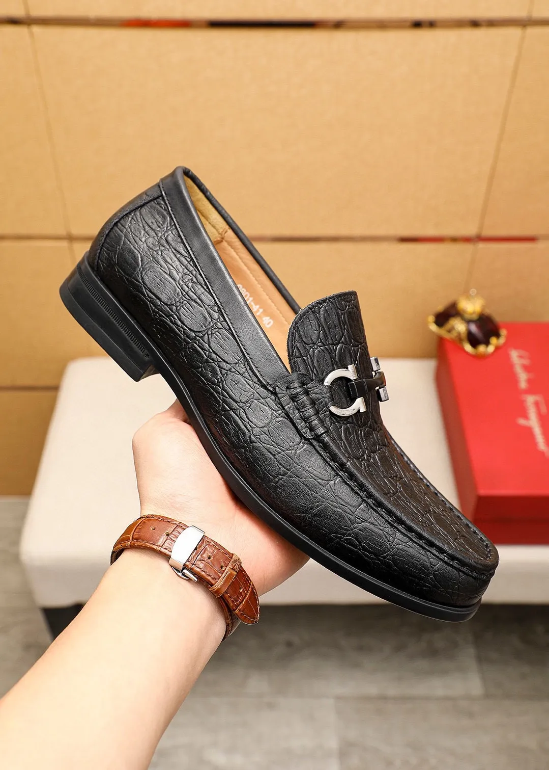 Men's shoes 💰480 💐 Product trademark: Ferragamo "Ferragamo" casual leather shoes Regular size: 38-44 (45🉑️customized) Product materials: Selected imported first-layer cowhide embossed upper + luxury hardware buckle, imported water-dyed cowhide leather lining. Strong three-dimensional visual effect, original rubber outsole Color: 2⃣️colors available